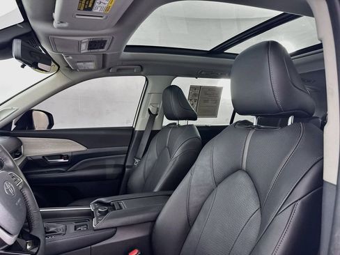 Used 2024 Toyota Grand Highlander AWD image 34