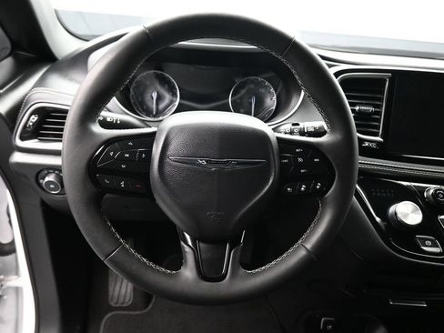Used 2024 Chrysler Pacifica Touring FWD image 14