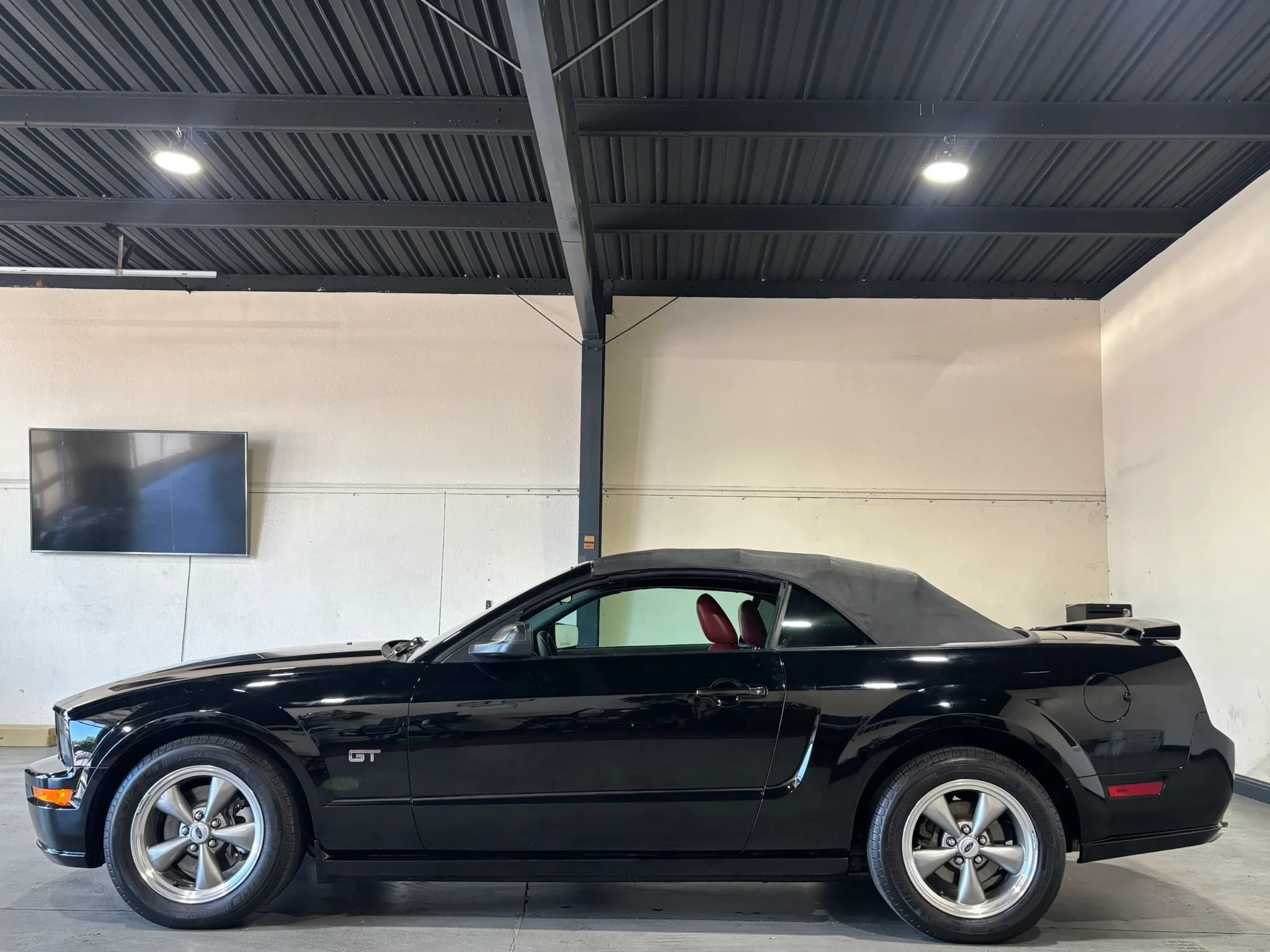 Used 2005 Ford Mustang GT Premium RWD image 4