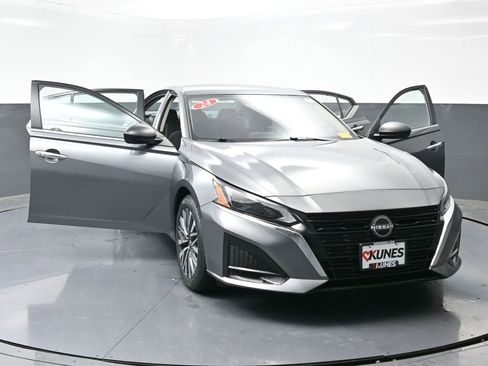 Used 2024 Nissan Altima 2.5 SV image 57