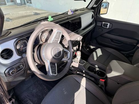 Used 2025 Jeep Wrangler Unlimited Sahara AWD/4WD image 15