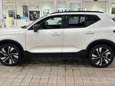 Used 2024 Volvo XC40 B5 Plus w/ Protection Package Premier image 8