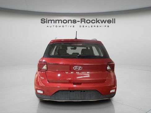 Used 2023 Hyundai Venue Limited w/ Cargo Package FWD image 4