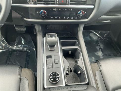 Used 2024 Nissan Pathfinder SL image 16
