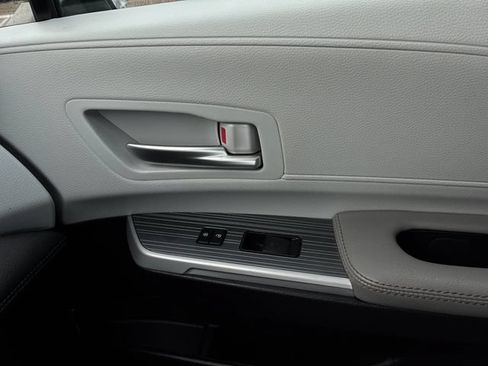 Used 2025 Toyota Sienna XLE FWD image 17