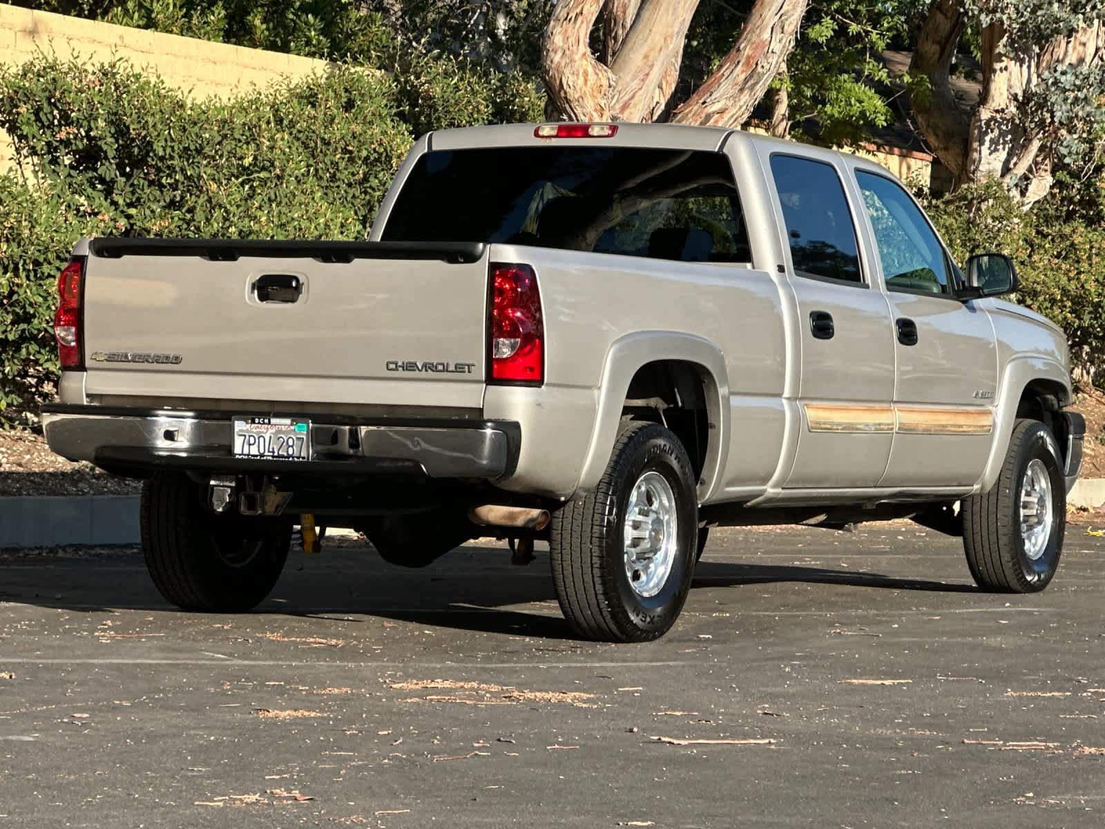 Used 2004 Chevrolet Silverado 2500 LT RWD image 2