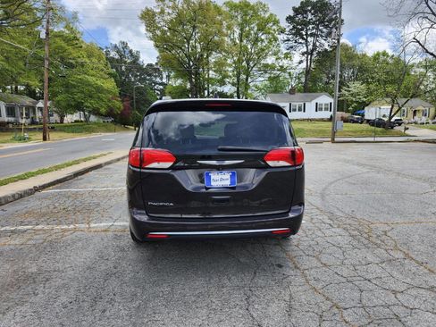 Used 2017 Chrysler Pacifica Touring-L w/ Tire & Wheel Group FWD image 19