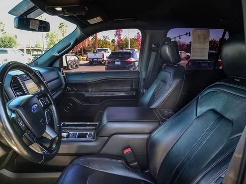 Used 2019 Ford Expedition Limited image 18