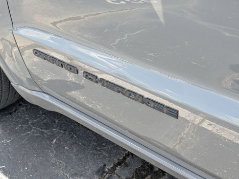 Used 2020 Jeep Grand Cherokee Altitude RWD image 9