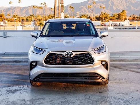 Used 2024 Toyota Highlander LE image 3