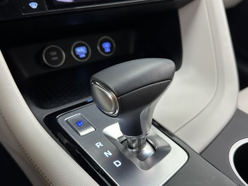 Used 2025 Genesis G70 2.5T image 14