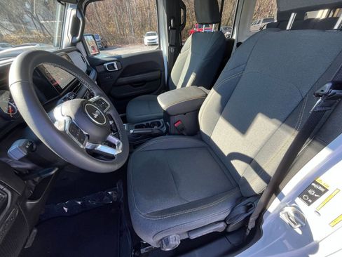 Used 2025 Jeep Wrangler Sahara image 30