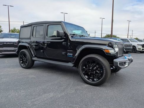 Used 2022 Jeep Wrangler Unlimited Sahara w/ Cold Weather Group AWD/4WD image 2