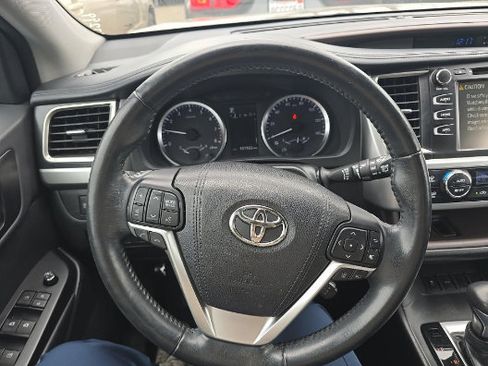Used 2017 Toyota Highlander Plus FWD image 5