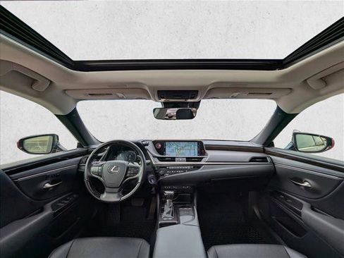 Used 2019 Lexus ES 300h w/ Premium Package image 18