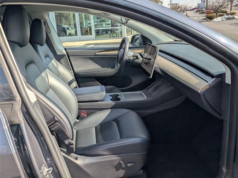 Used 2022 Tesla Model Y Long Range image 11