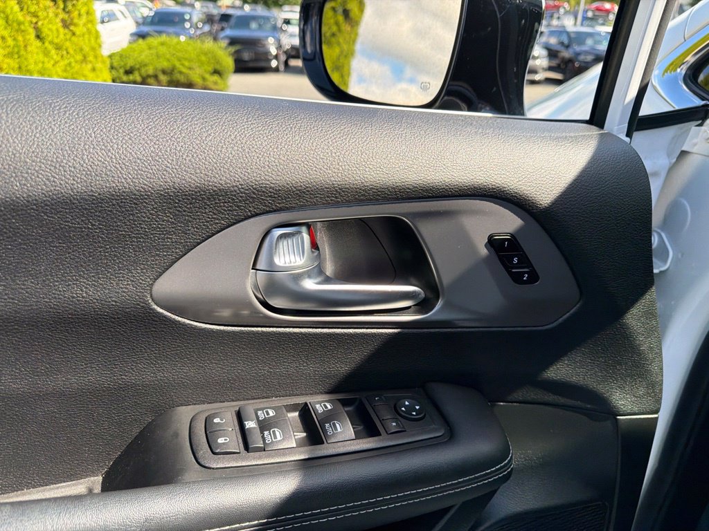 Used 2025 Chrysler Pacifica Select FWD image 17