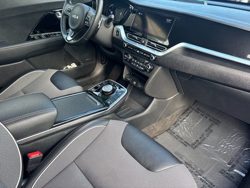 Used 2022 Kia Niro EX image 16