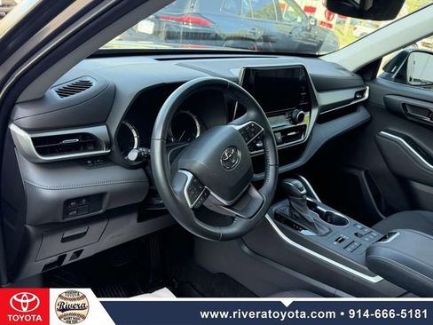 Used 2023 Toyota Highlander LE AWD/4WD image 12
