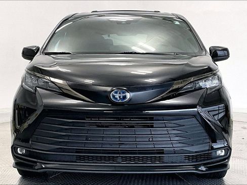 Used 2022 Toyota Sienna XLE Woodland Edition AWD/4WD image 3