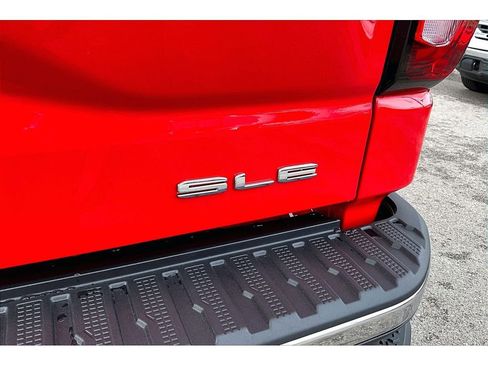 New 2026 GMC Sierra 1500 SLE image 9