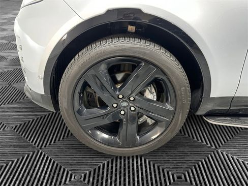 Used 2024 Land Rover Discovery Dynamic SE image 14