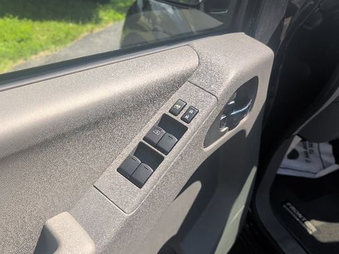 Used 2020 Nissan Frontier SV w/ Midnight Edition Floor Mats AWD/4WD image 10