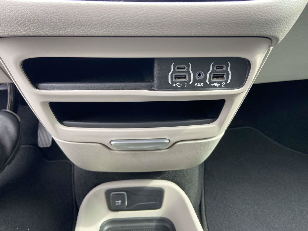 Used 2024 Chrysler Pacifica Touring-L FWD image 21