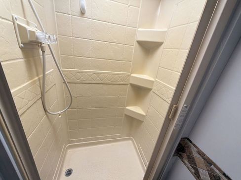 Used 2016 Ford E-450 and Econoline 450 Super Duty w/ Motorhome Prep Package image 22