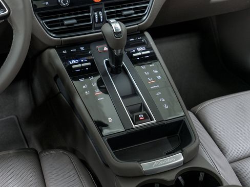 New 2026 Porsche Macan AWD/4WD image 25