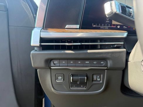 Certified 2025 Cadillac Escalade Sport Platinum w/ LPO, ONYX Package AWD/4WD image 19