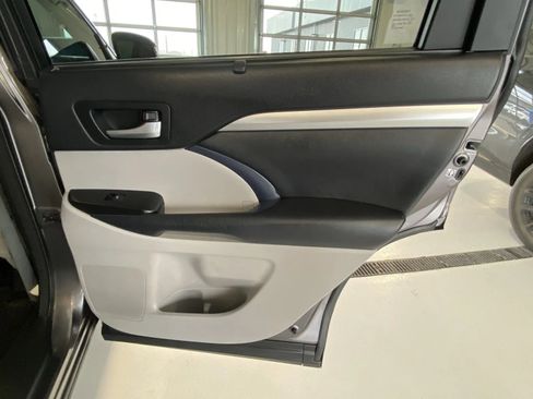 Used 2014 Toyota Highlander XLE image 19