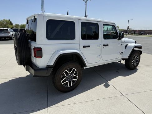 Used 2025 Jeep Wrangler Unlimited Sahara AWD/4WD image 8