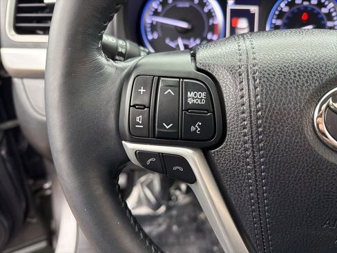 Used 2018 Toyota Highlander XLE image 12