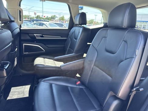 Used 2024 Kia Telluride S FWD image 16