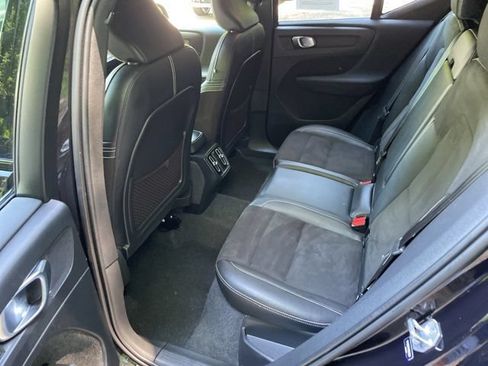 Certified 2022 Volvo XC40 T5 R-Design AWD/4WD image 11