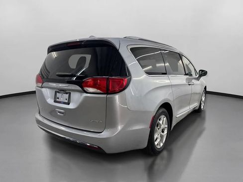 Used 2018 Chrysler Pacifica Limited FWD image 10