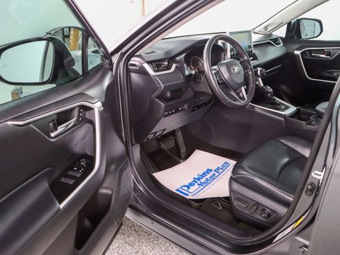 Used 2021 Toyota RAV4 XLE Premium image 3