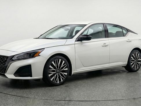 Used 2025 Nissan Altima 2.5 SV FWD image 3