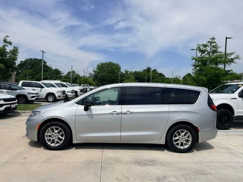 Used 2024 Chrysler Pacifica Touring-L FWD image 1