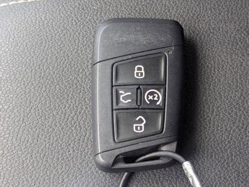 Used 2025 Volkswagen Taos SE FWD image 29