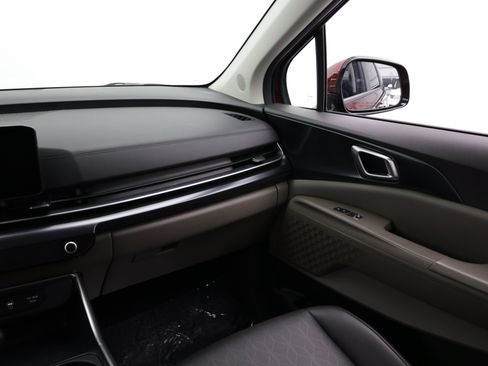Used 2025 Kia Carnival FWD image 31