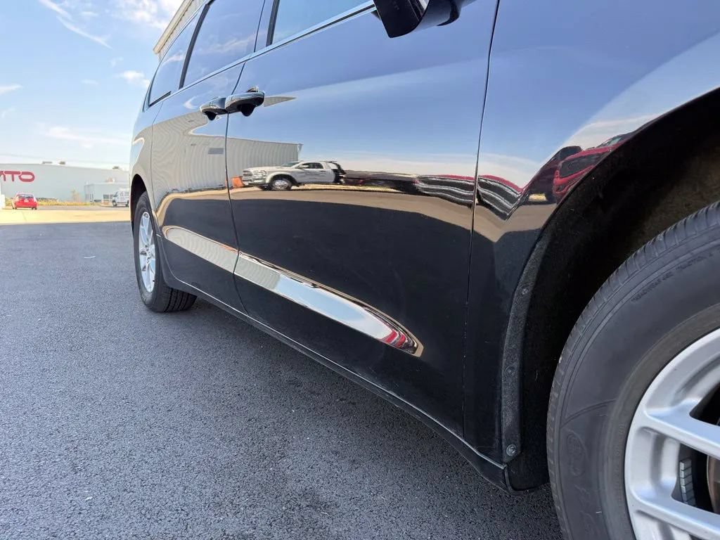 Used 2026 Chrysler Pacifica Select FWD image 11
