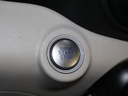 Used 2024 Hyundai Venue SEL image 25