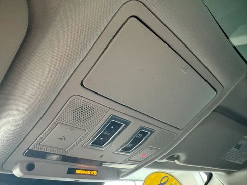 Used 2018 Jaguar XE Premium image 37