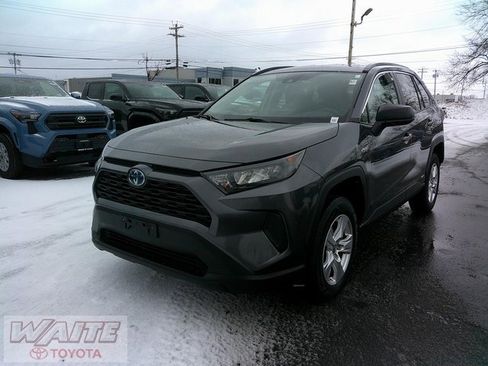 Used 2021 Toyota RAV4 LE image 5