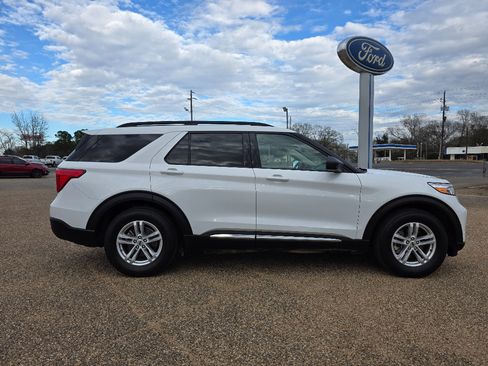 Used 2023 Ford Explorer XLT w/ Equipment Group 202A image 6