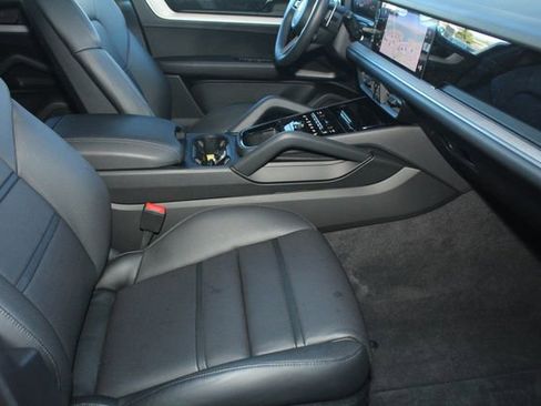 Certified 2025 Porsche Cayenne Coupe image 26