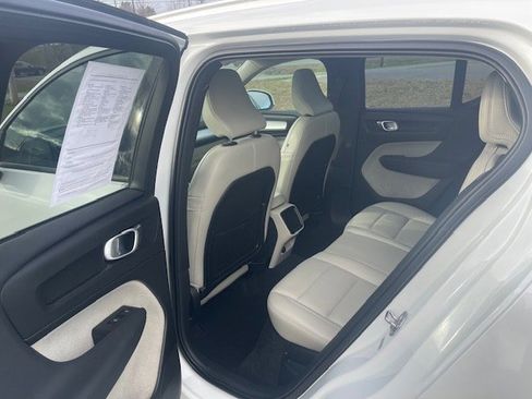 Used 2021 Volvo XC40 T5 Momentum AWD/4WD image 8