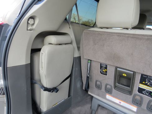 Used 2015 Toyota Sienna XLE image 30